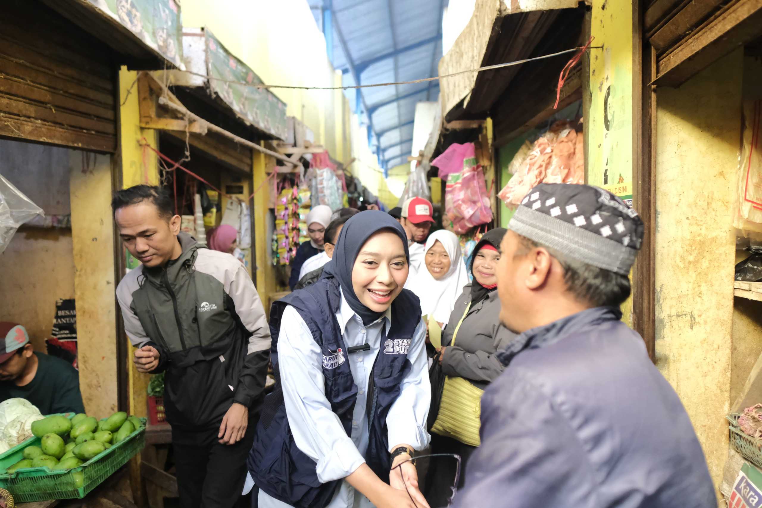 Putri Karlina Serap Curhatan Warga di Pasar Sukawening soal Masalah Ekonomi